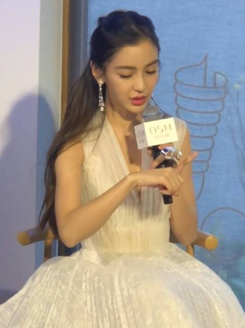杨颖的手怎么了?真心希望baby戒掉烟瘾|baby|黄晓明|Angelababy_新浪新闻