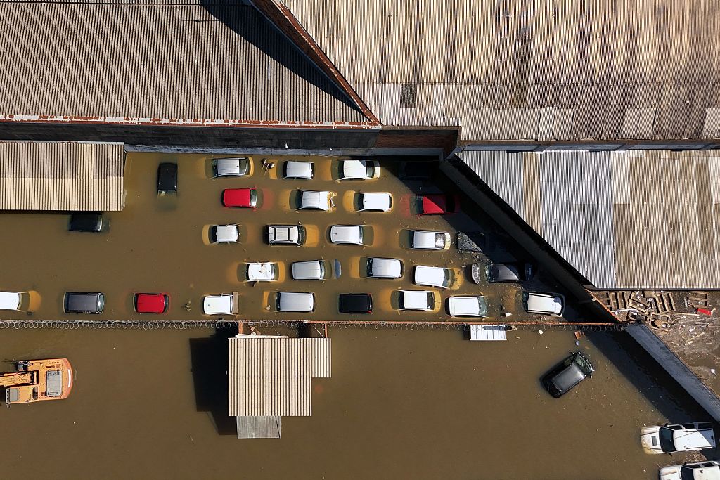 当地时间2024年5月6日，巴西南里奥格兰德州阿雷格里港，被洪水淹没的停车场里的车辆。