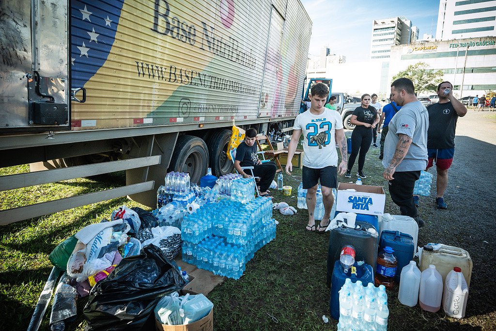 当地时间2024年5月7日，巴西阿雷格里港，救援工作仍在继续，社区给人们提供饮用水。