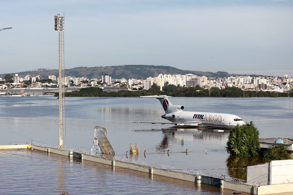 当地时间2024年5月6日，巴西南里奥格兰德州首府阿雷格里港，受连日暴雨及洪灾影响，飞机和机场跑道遭水淹。