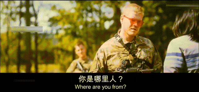 场景是一个地方民兵在一个乱葬岗旁边,持枪与几名记者对峙时,民兵问