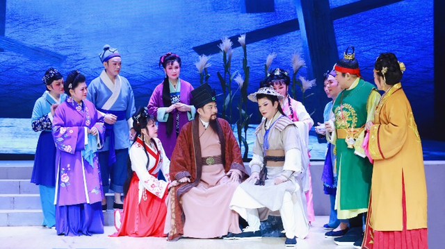 原创沪剧《酒魂曲》剧照今年展演中,聚焦上海本土的作品颇多.