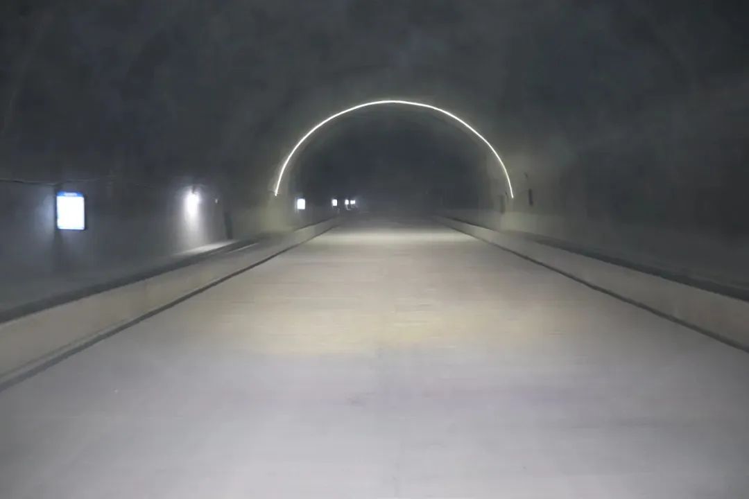 5月7日，已贯通的铁门关隧道内景。来源：中交新疆乌尉公路包微信公众号