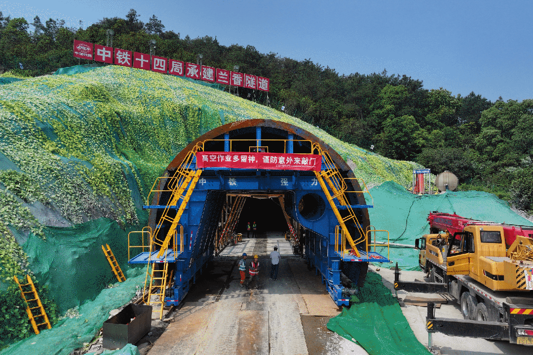 兰香隧道位于我市龙山镇,全长217.01米,为单洞双线马蹄形隧道.