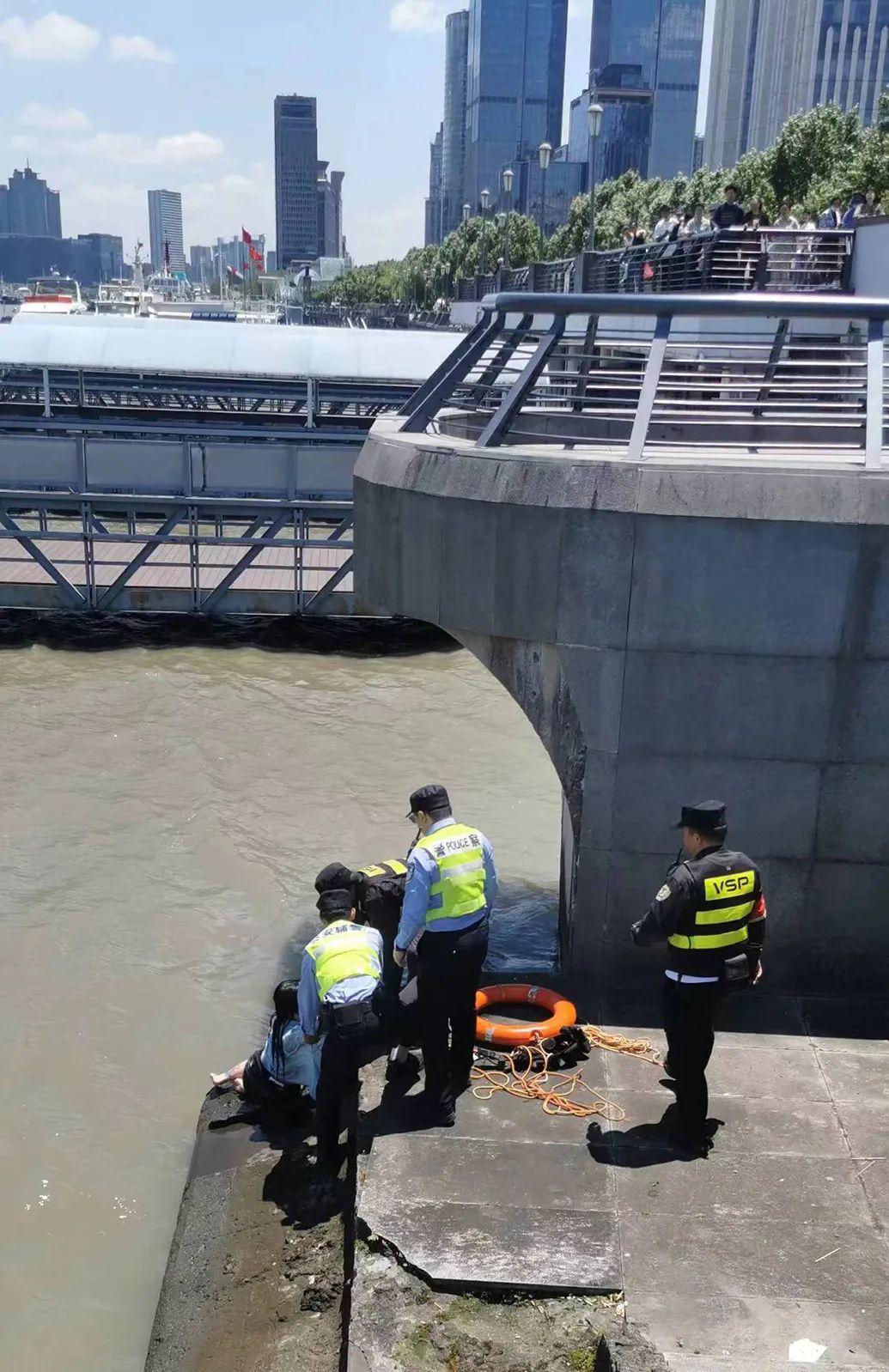 事发上海外滩!一女子跳黄浦江,还好"安保反应特别快"