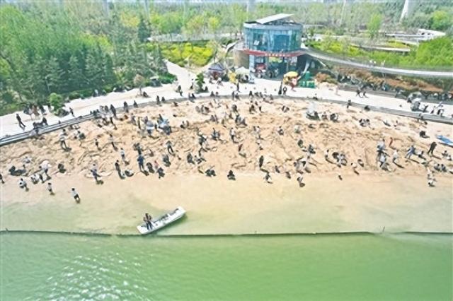 气温提升，越来越多的市民选择到蝶湖公园玩水