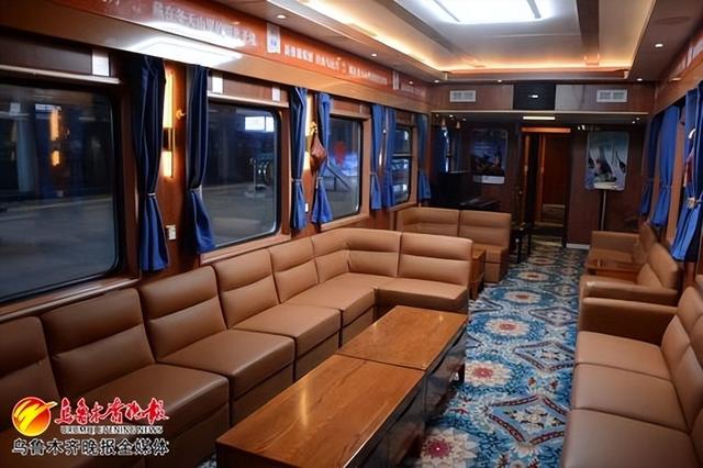 今年新疆铁路首趟"坐着火车游新疆·天山号"启程