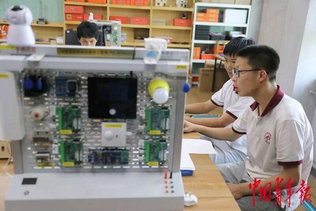 5月8日，北京中学东坝南校区，同学们在课余时间参加AI自动化控制兴趣小组。中青报·中青网记者 陈剑/摄