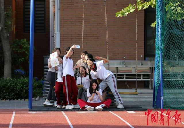 5月8日，北京中学东坝南校区，课后，同学们在操场上休息时自拍。中青报·中青网记者 陈剑/摄