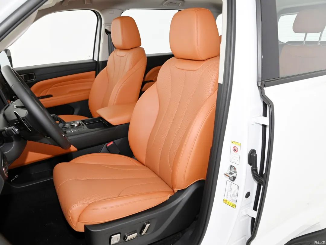 车身侧面,车身腰线贯穿整个车身,线条凹凸有致,展现出硬派越野独有的