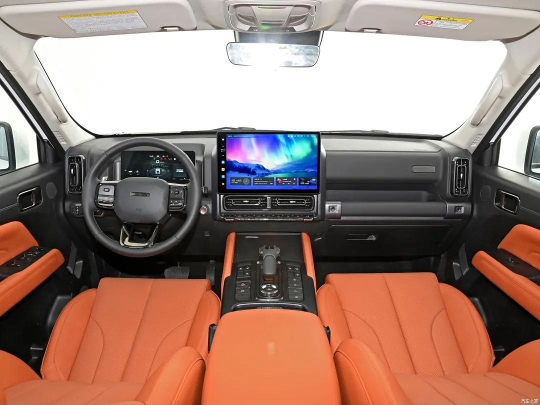 车身侧面,车身腰线贯穿整个车身,线条凹凸有致,展现出硬派越野独有的