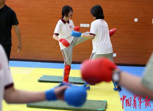 5月8日，北京中学东坝南校区，课后，同学们在进行空手道的训练。中青报·中青网记者 陈剑/摄