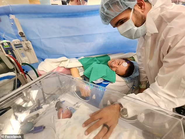 目前孩子在德克萨斯儿童医院的新生儿重症监护室 ( NICU )接受护理。（来源：英国每日邮报）