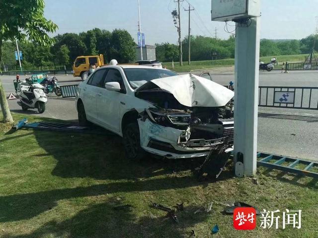 司机开车一时走神,小轿车直接被卡护栏动弹不得