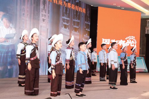 贵州省黔西南州少数民族学生演唱乡村阅读推广主题歌《因为有光》.