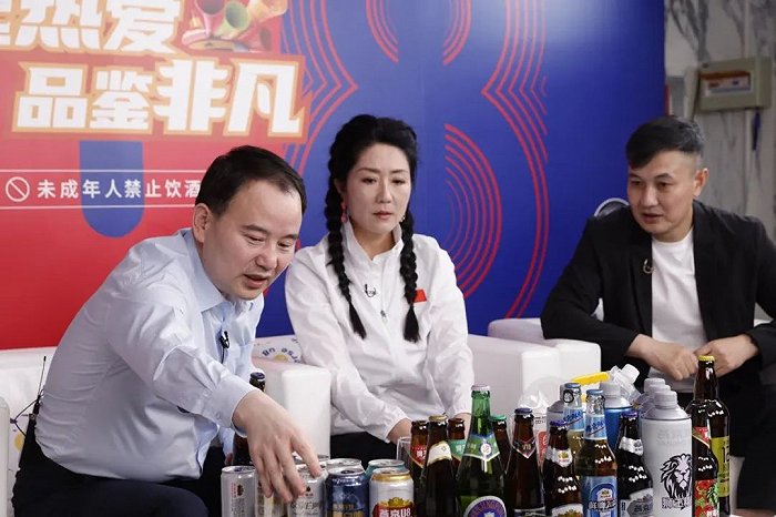 燕京啤酒集团党委书记、董事长耿超（左一）