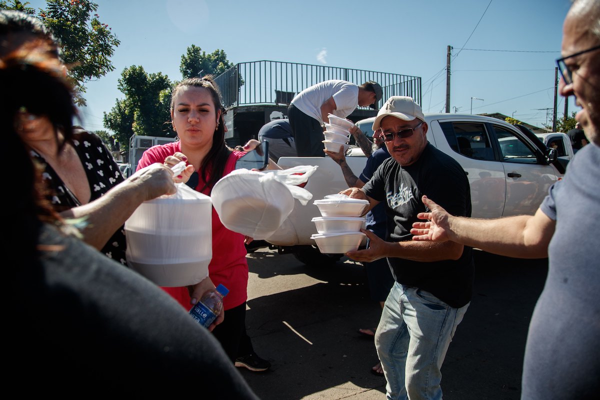 当地时间2024年5月5日，在巴西南里奥格兰德州圣莱奥波尔多，受灾群众领取食物。
