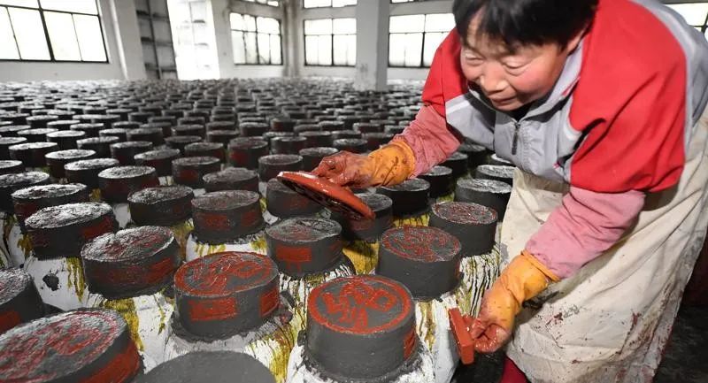 图片来源/新华社■中国经济时报记者杨益波4月30日,绍兴迎来黄酒产业
