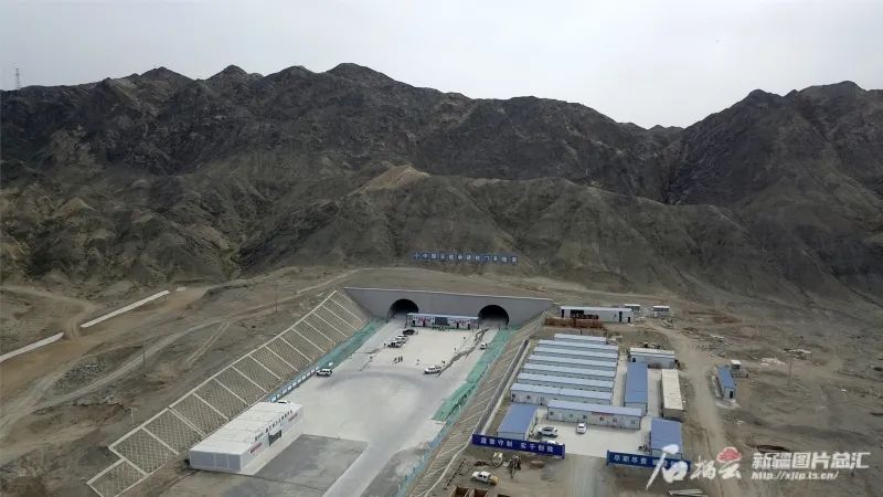 5月7日，已贯通的铁门关隧道双洞外景（无人机摄）。石榴云/新疆日报记者 确·胡热摄