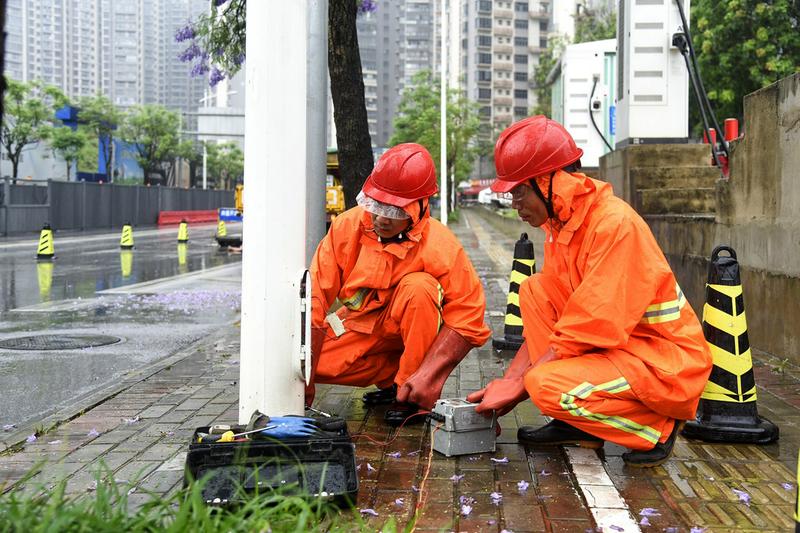 南宁市城市照明事务服务中心工作人员检测市政路灯的接地电阻,确保