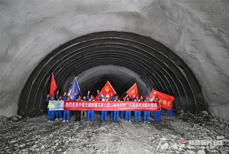 5月7日，工人在已贯通的铁门关隧道内合影庆贺。石榴云/新疆日报记者 确·胡热摄