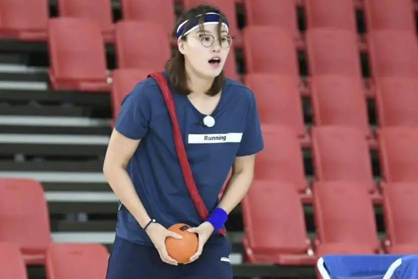 凭借一句"洪荒之力"火遍全网的奥运冠军傅园慧则习惯斜跨一条红色的