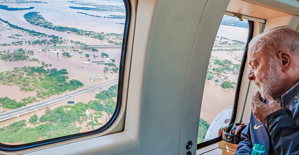 当地时间2024年5月5日，巴西南里奥格兰德州，巴西总统卢拉·达席尔瓦坐飞机视察巴西阿雷格里港受洪水影响的地区。