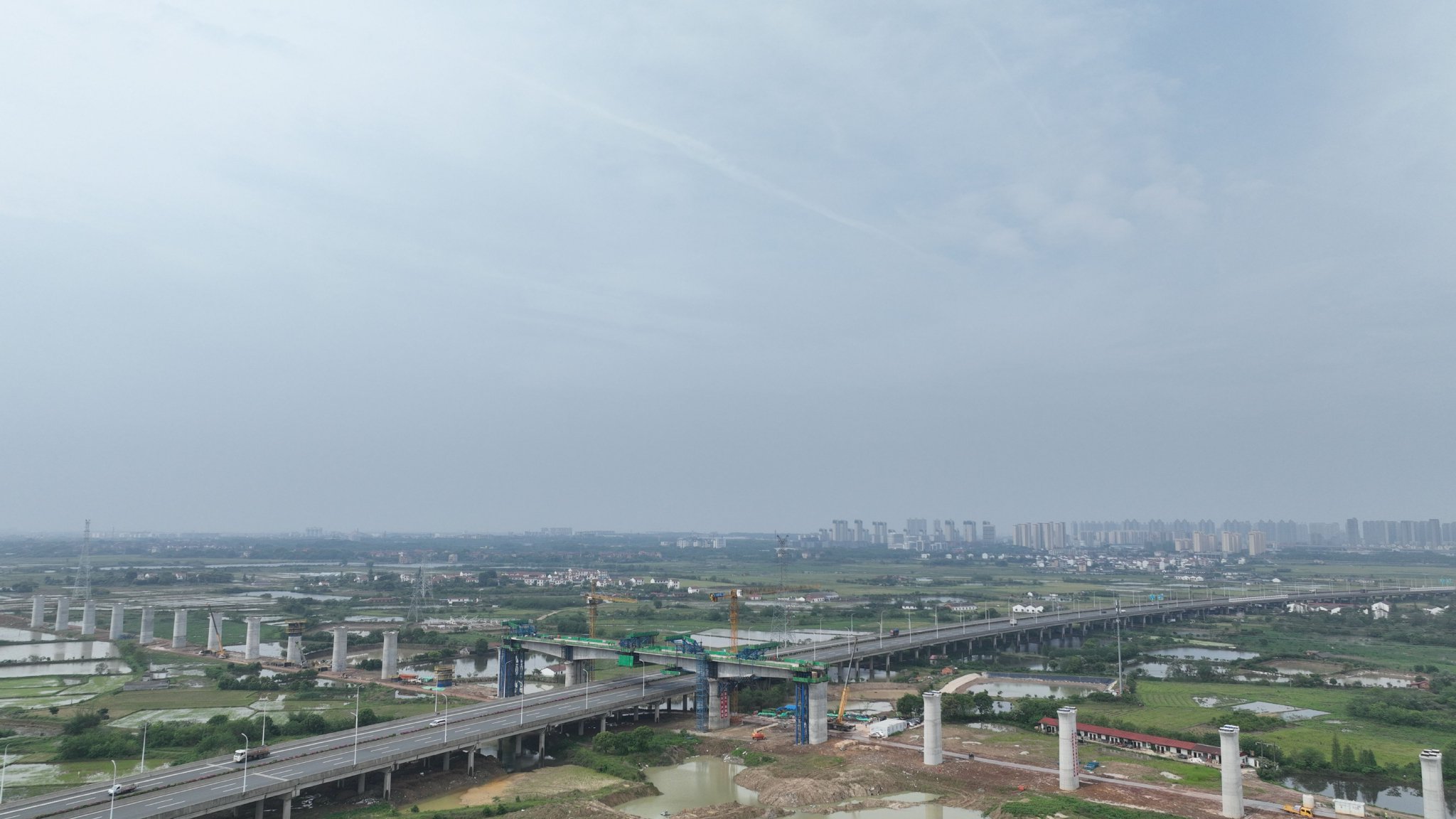 昌九高铁8标跨绕城72米连续梁合龙