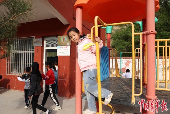 　　4月19日，山西省石楼县小蒜镇中心学校，孩子们在玩耍。中青报·中青网记者 王鑫昕/摄