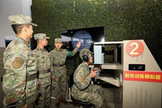 第72集团军某旅官兵利用模拟设备开展教学。赵庶民/摄
