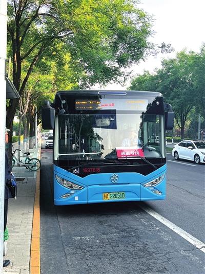 李祎乔/摄为进一步匹配沿线乘客出行需求,北京公交集团近日新开一条通