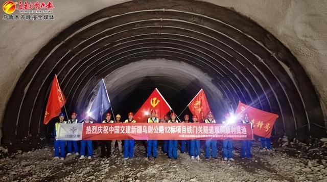 　　5月7日，G0711线乌鲁木齐至尉犁高速公路铁门关隧道贯通。通讯员王建刚摄