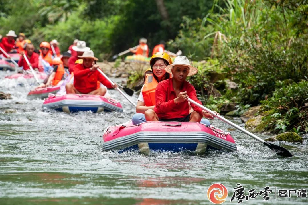 5月4日，不少游客来到靖西市古龙山峡谷群风景区漂流，纵情山水间。赵京武 摄