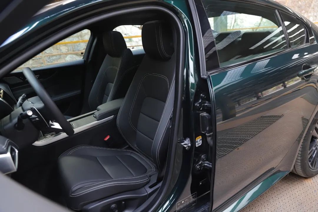 2英寸中控屏搭载incontrol智能驭领系统,主界面采用卡片式布局,显示