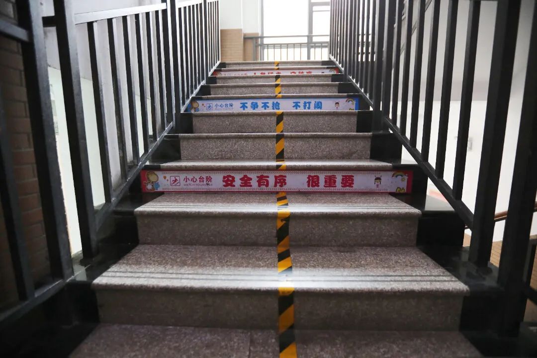 学生在校磕断牙,学校要担责吗?