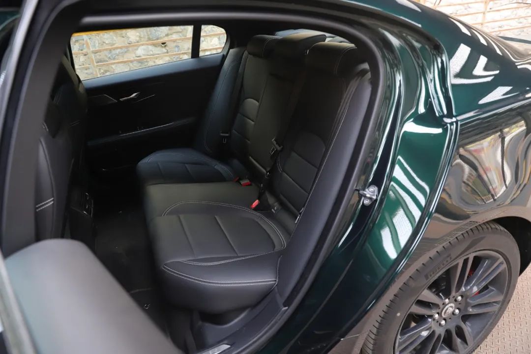 2英寸中控屏搭载incontrol智能驭领系统,主界面采用卡片式布局,显示