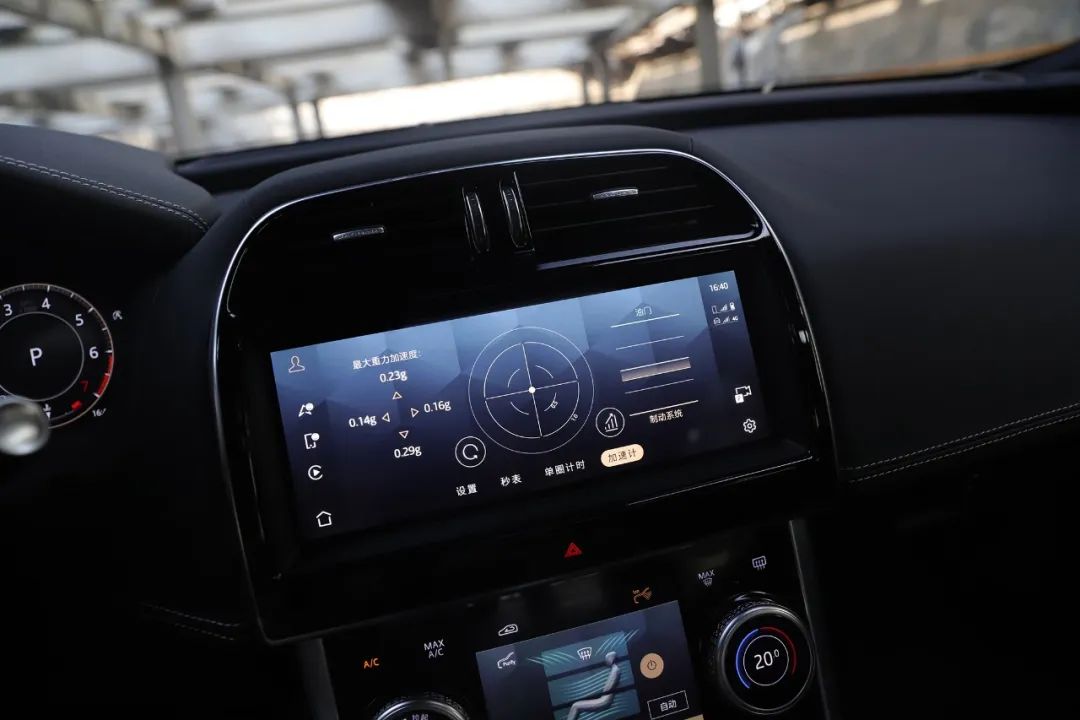 真皮方向盘为常规圆形设计,黑银配色再辅以r标识,动感和质感兼得,而且