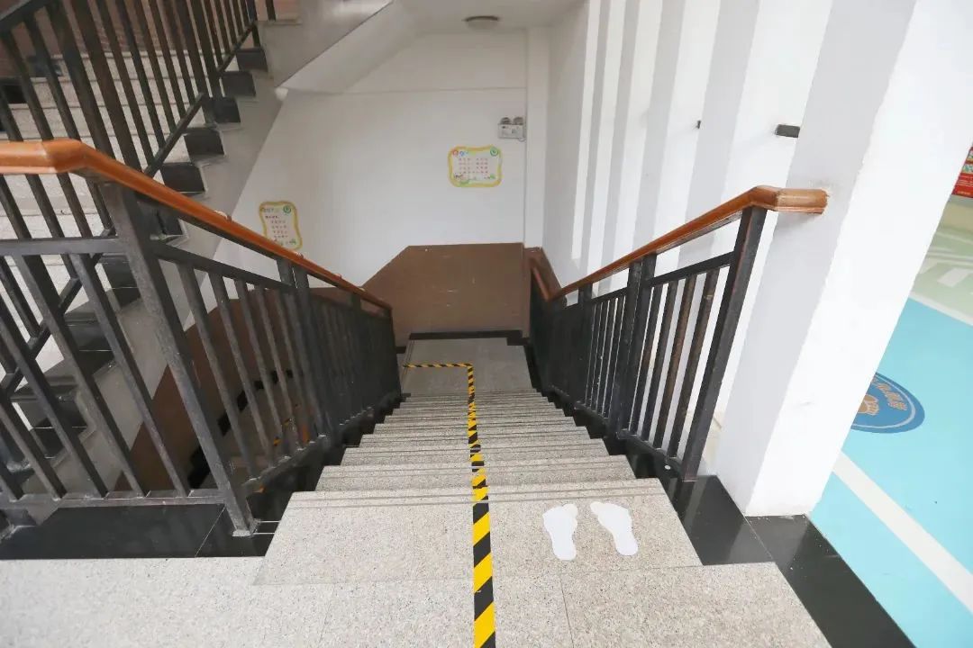 法官勘验事故发生的楼梯