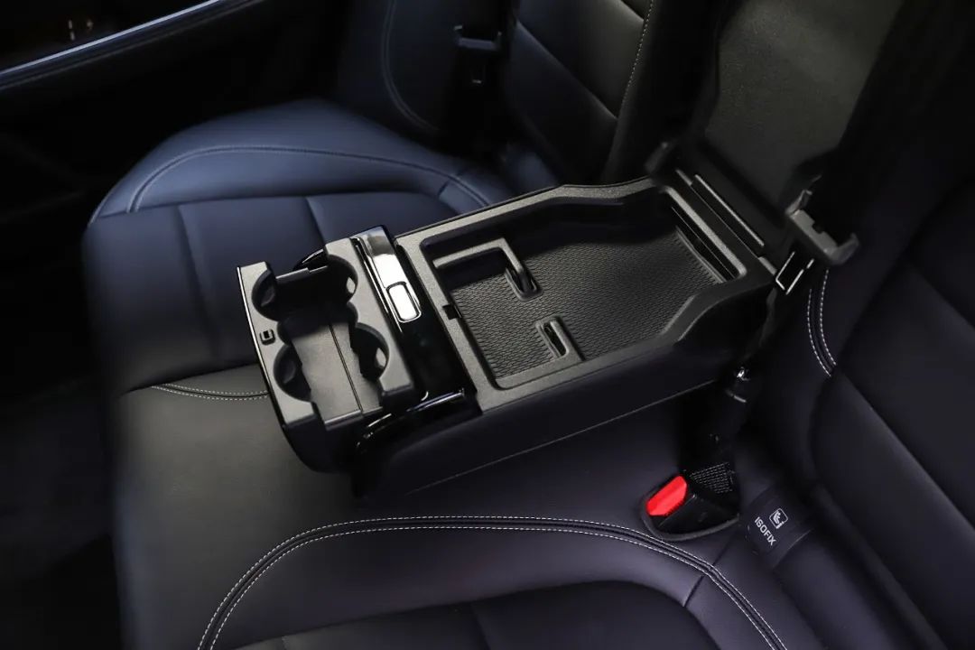 2英寸中控屏搭载incontrol智能驭领系统,主界面采用卡片式布局,显示