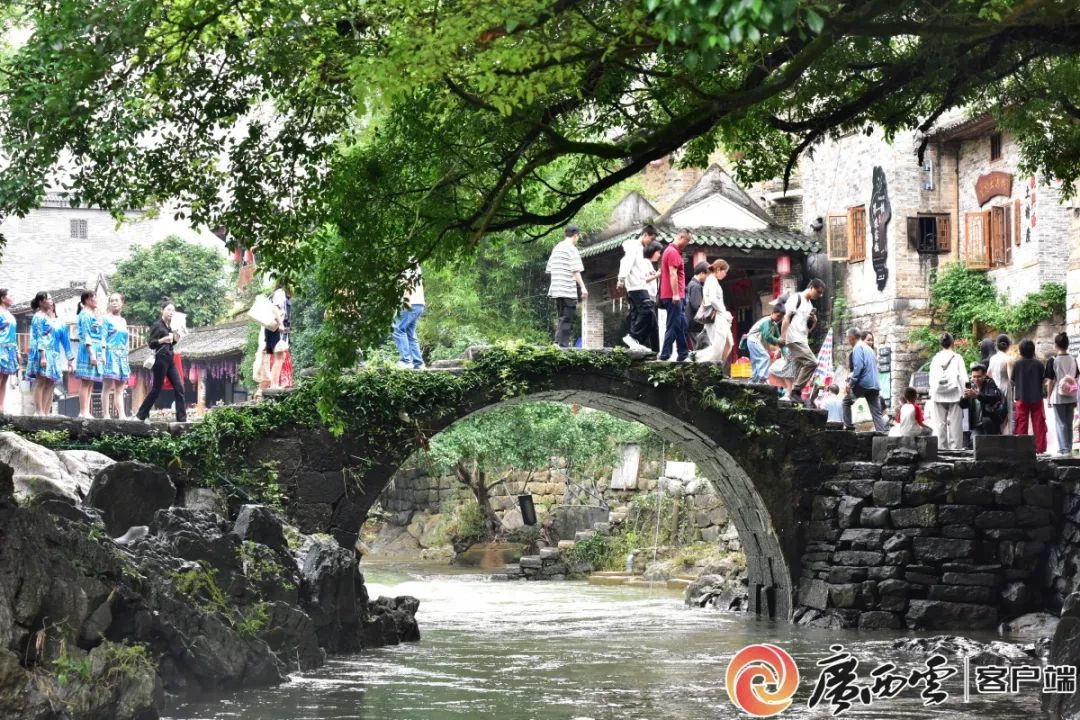 “五一”期间，许多游客在黄姚古镇游览。廖祖平 摄