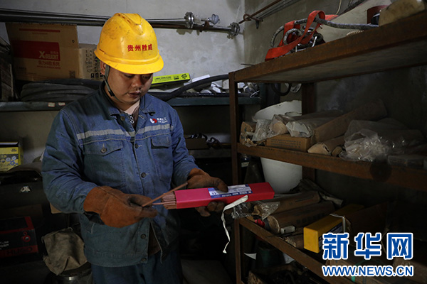 5月7日，王大海在工具室进行焊接前准备工作。新华网 黄勇 摄
