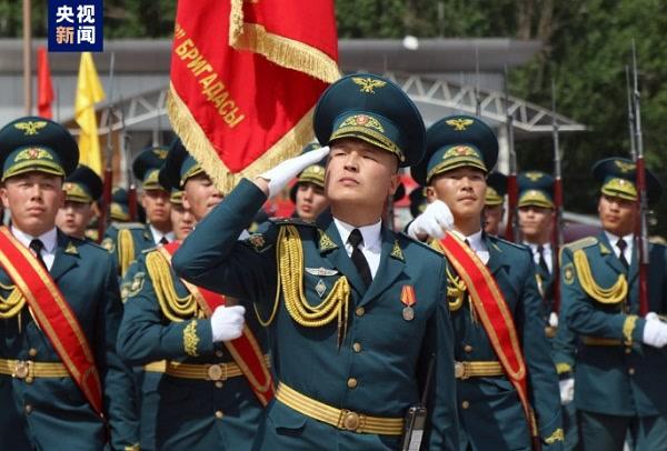 此外,吉尔吉斯斯坦首都比什凯克的胜利广场也举行了检阅活动庆祝胜利