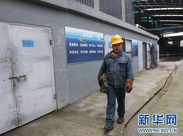 5月7日，王大海从工具室出发前去进行设备检修。新华网 黄勇 摄