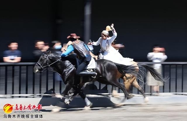 　　5月9日，在新疆古生态园，骑手木尼依拉·赛力克吐尔得在场上策马飞驰，与搭档一起表演姑娘追。记者石磊摄