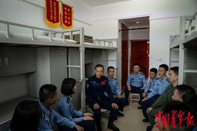 与军地青年典型"面对面"