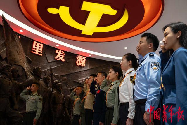 争做红色传人 军地青年典型走进陆军某部"红一连"