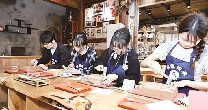 大学生“体验官”走近锡雕|非遗_新浪新闻