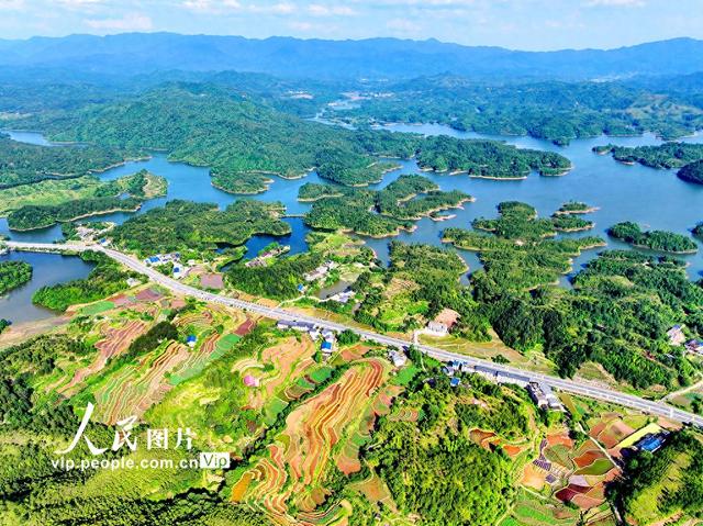 江西瑞金:路在景中延 车在绿中行