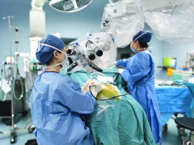 女童在人工耳蜗植入手术中 上海市儿童医院 供图