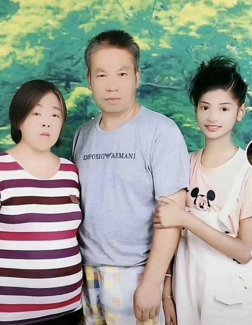 ● 范梓鹤和养父母。图片来源：范梓鹤抖音@小黑妮